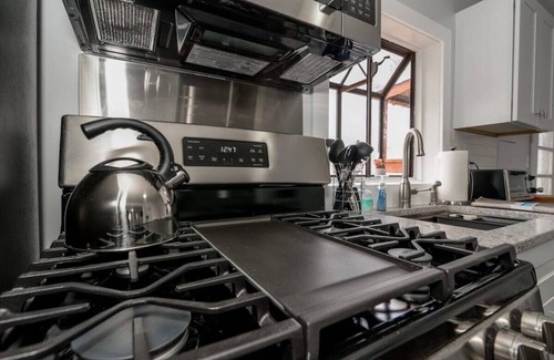 Brunswick Casa | 3 BR Getaway in our Blue Flower Home Medina