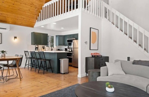 Becket Casa | Tranquil 3-BR Waterfront Retreat