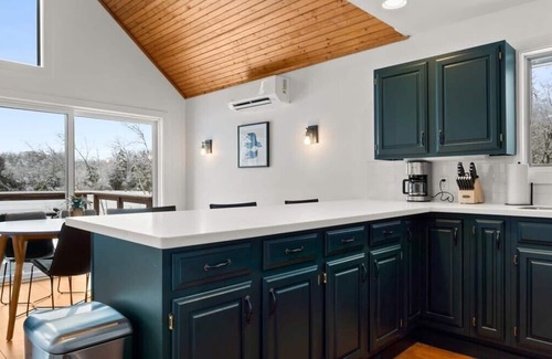 Becket Casa | Tranquil 3-BR Waterfront Retreat