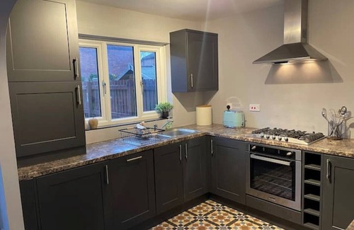 Thornton-Cleveleys Casa | Tranquil 3 bedroom town house with Sky Glass