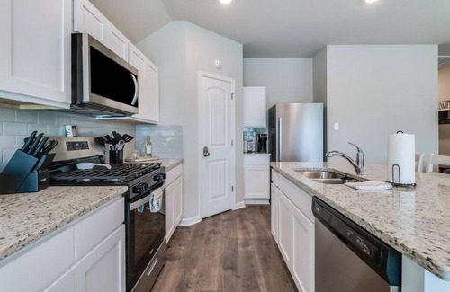 Broussard Casa | Tranquil 3BR by Hwy 90 with pond views