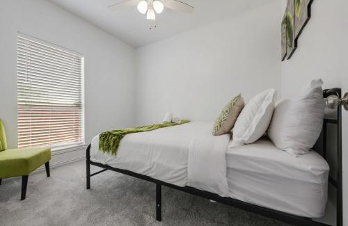 Grand Prairie Casa | Tranquil 3BR I Free Parking I Workspace