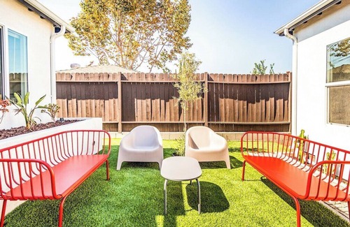 Bixby Knolls Casa | Tranquil 4B Home with cozy Patio