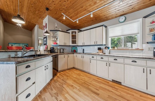 Lion's Head Cabaña | Tranquil 4BR Bayfront Island Retreat