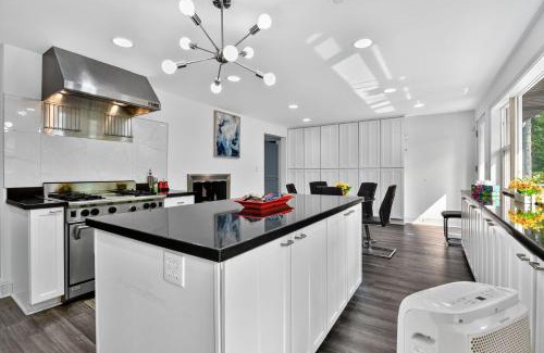 Sammamish Casa | Tranquil 4BR Escape Deck, Huge Yard & Nature home