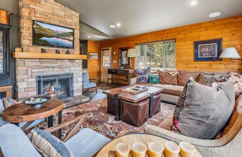 Breckenridge Casa | Tranquil 4BR on Peak 7 with Hot Tub Dog Friendly