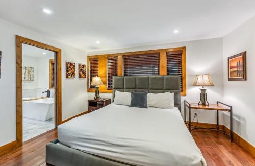 Breckenridge Casa | Tranquil 4BR on Peak 7 with Hot Tub Dog Friendly