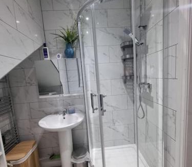 Harehills Casa | Tranquil and serene home WIFI, Parking and smart TV