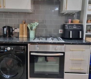 Harehills Casa | Tranquil and serene home WIFI, Parking and smart TV