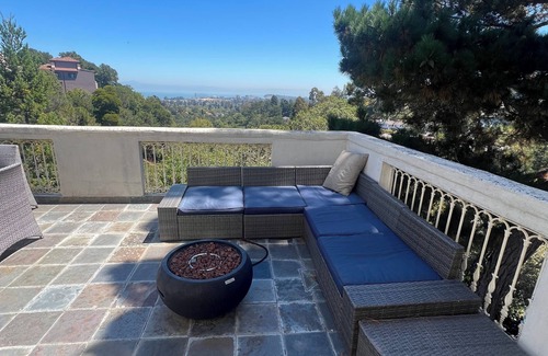 Burlingame Hills Casa | Tranquil Big and Bright 3-bedroom Burlingame Hills View Home
