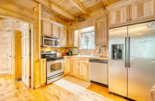 Suches Cabina | Peaceful Home in the Mountains! - Dog Friendly - Packed Asphalt Driveway
