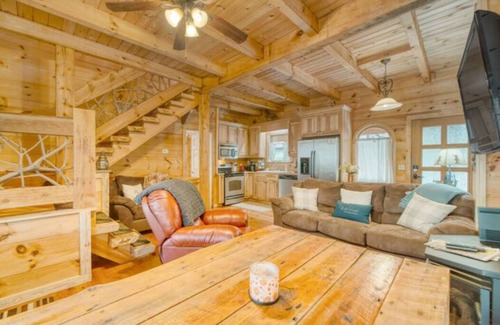 Suches Cabina | Peaceful Home in the Mountains! - Dog Friendly - Packed Asphalt Driveway