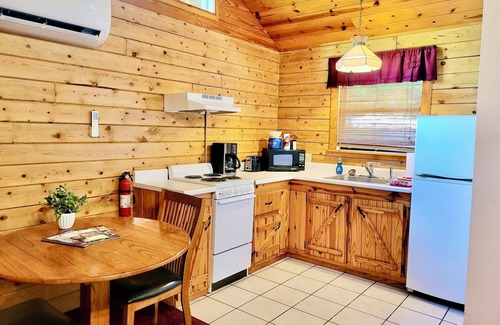 Eureka Springs Cabina | Cabina superior de la montaña: bañera de hidromasaje de lujo para dos y cubierta expansiva