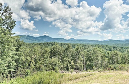 Dahlonega Cabina | Tranquil Cabin w/ Gorgeous Views & Fire Pit!