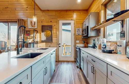 Sevierville Cabina | Tranquil cabin w/ indoor pool, hot tub, woodland views + free attraction tickets