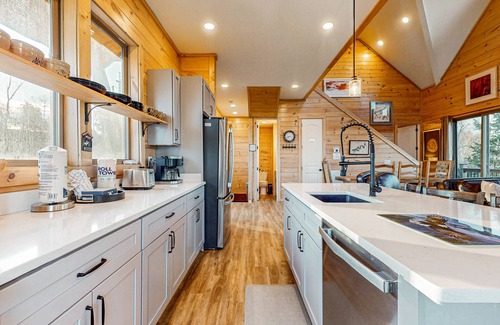 Sevierville Cabina | Tranquil cabin w/ indoor pool, hot tub, woodland views + free attraction tickets