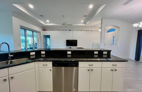 White Marsh Villa | Tranquil Canal Front Villa in Golfers Paradise: Peaceful 3-BDR