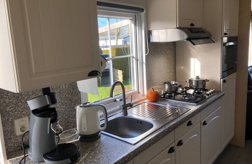 Tzummarum Chalet De Esquí | Tranquil chalet near the Wadden Sea