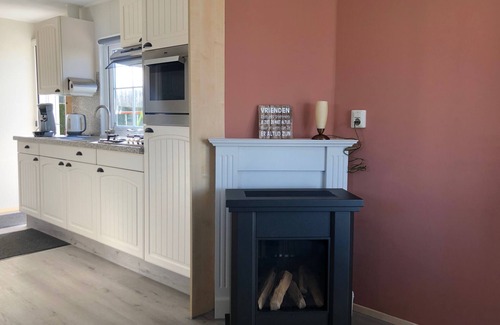 Tzummarum Chalet De Esquí | Tranquil chalet near the Wadden Sea