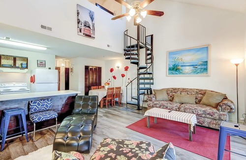 Surfside Beach Condominio | Tranquil coastal condo with 2 pools & enclosed porch - near golf & beaches