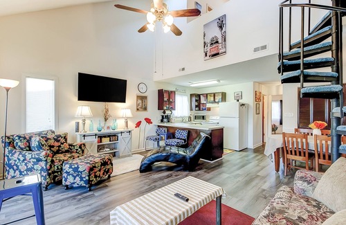 Surfside Beach Condominio | Tranquil coastal condo with 2 pools & enclosed porch - near golf & beaches