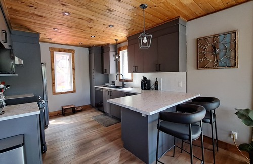 Val-des-Monts Chalet De Esquí | Tranquil Comforts Lake Front Paradise