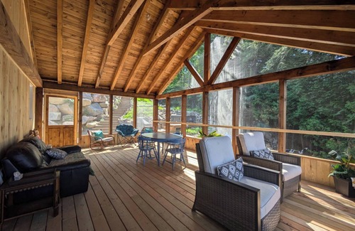 Val-des-Monts Chalet De Esquí | Tranquil Comforts Lake Front Paradise