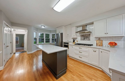 Jackson Otro | Tranquil Convenient Location 6-bedroom Bright Modern Farmhouse Arcade Huge Yard