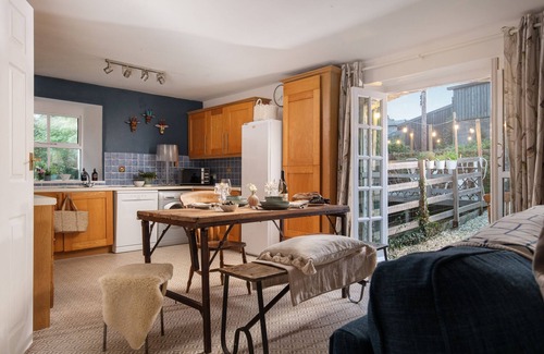 St Wenn Cabaña | Tranquil Cornish cottage hideaway with huge garden