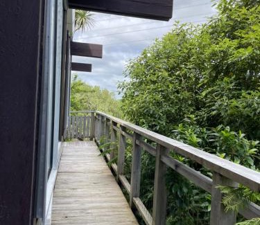 Lower Hutt Apartamento | tranquil cosy bush cabin