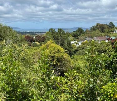 Lower Hutt Apartamento | tranquil cosy bush cabin
