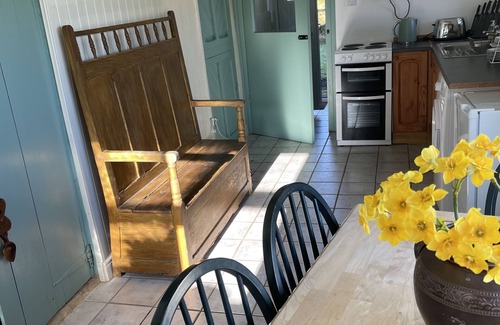 Blaencelyn Cabaña | Tranquil country cottage 5 minute drive to beach