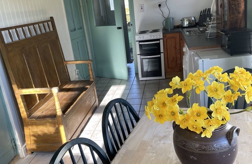 Blaencelyn Cabaña | Tranquil country cottage 5 minute drive to beach