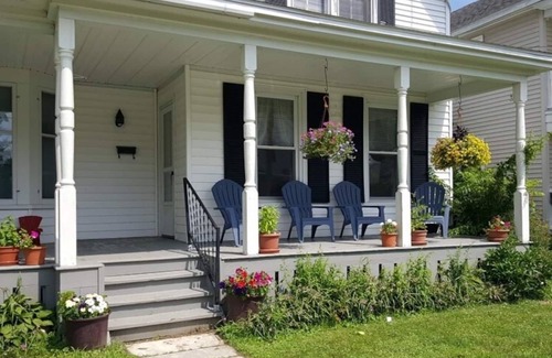 Greenwich Casa | Tranquil Country Home with Small Town Charm