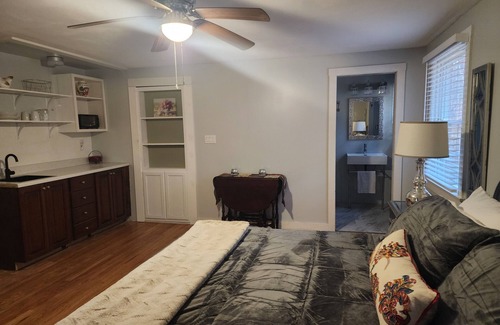 Stafford Apartamento | Tranquil Country Retreat with King Bed & Luxury Walk-In Shower