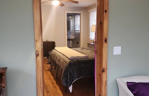 Stafford Apartamento | Tranquil Country Retreat with King Bed & Luxury Walk-In Shower