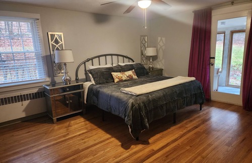 Stafford Apartamento | Tranquil Country Retreat with King Bed & Luxury Walk-In Shower