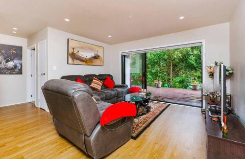 Pokeno Casa | Tranquil Countryside Retreat with Modern Amenities