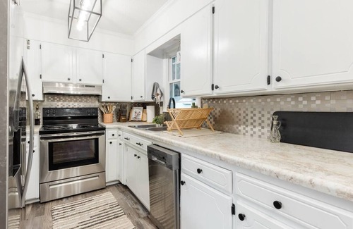 Boiling Springs Casa | Tranquil & Cozy ~ Queen Beds, Porch, Backyard, BBQ