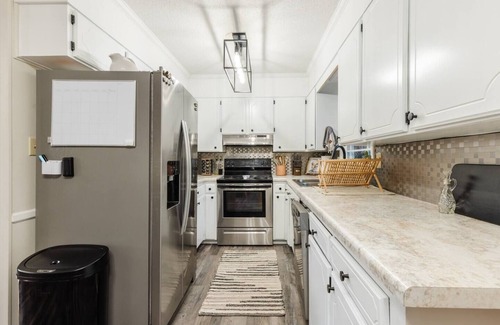 Boiling Springs Casa | Tranquil & Cozy ~ Queen Beds, Porch, Backyard, BBQ