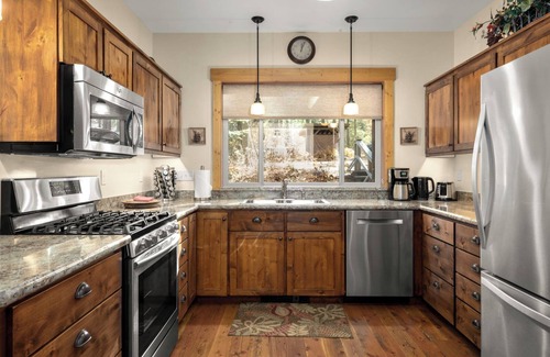 Columbia Falls Casa | Tranquil Creekside Cabin