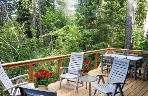 Columbia Falls Casa | Tranquil Creekside Cabin