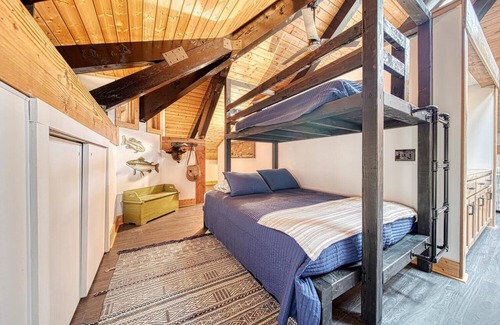 Helen Cabina | Tranquil creekside modern mountain cabin. Hike, fish, tube or just relax!