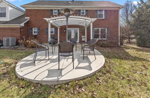 Indianapolis Casa | Tranquil Escape on 1 Acre Near Eagle Creek