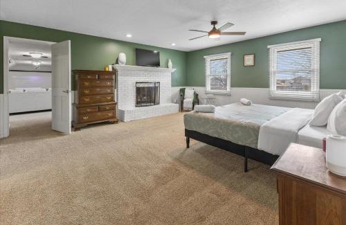 Indianapolis Casa | Tranquil Escape on 1 Acre Near Eagle Creek