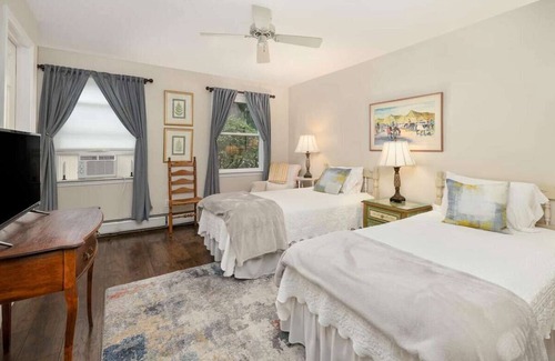 Sandgate Cabina | Tranquil Estate with 14 bedrooms, 17 bathrooms, 3-acre private yard