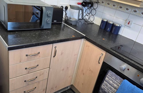 Featherstone Casa | Tranquil Getaway in Wolverhampton - Perfect for Relaxation