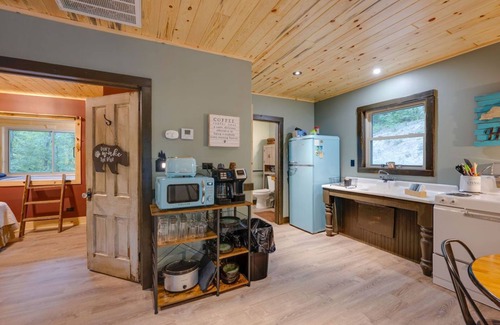 Irvine Cabina | Tranquil Getaway in the Woods ~ Sunset Ridge