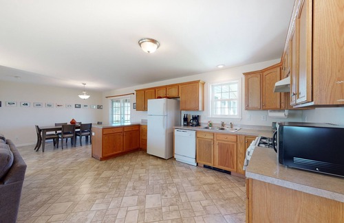 Martinsville Casa | Tranquil getaway on the coast with beach access, ocean views, & screened porch