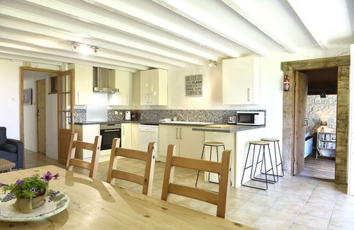 Saint-Colomb-de-Lauzun Cabaña | Tranquil Gite with private pool and country views